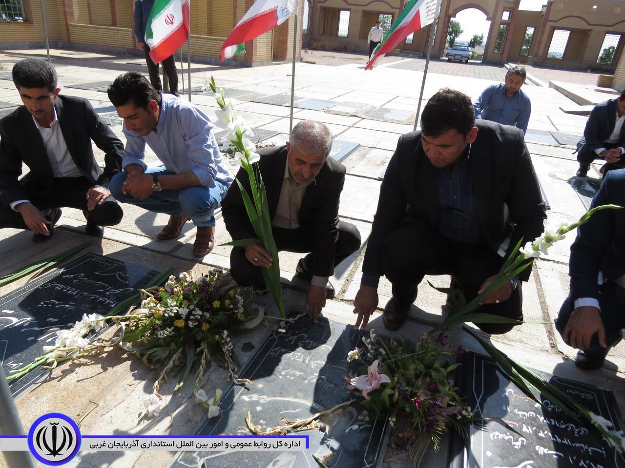 غبارروبی مزار شهدای شهرستان شوط