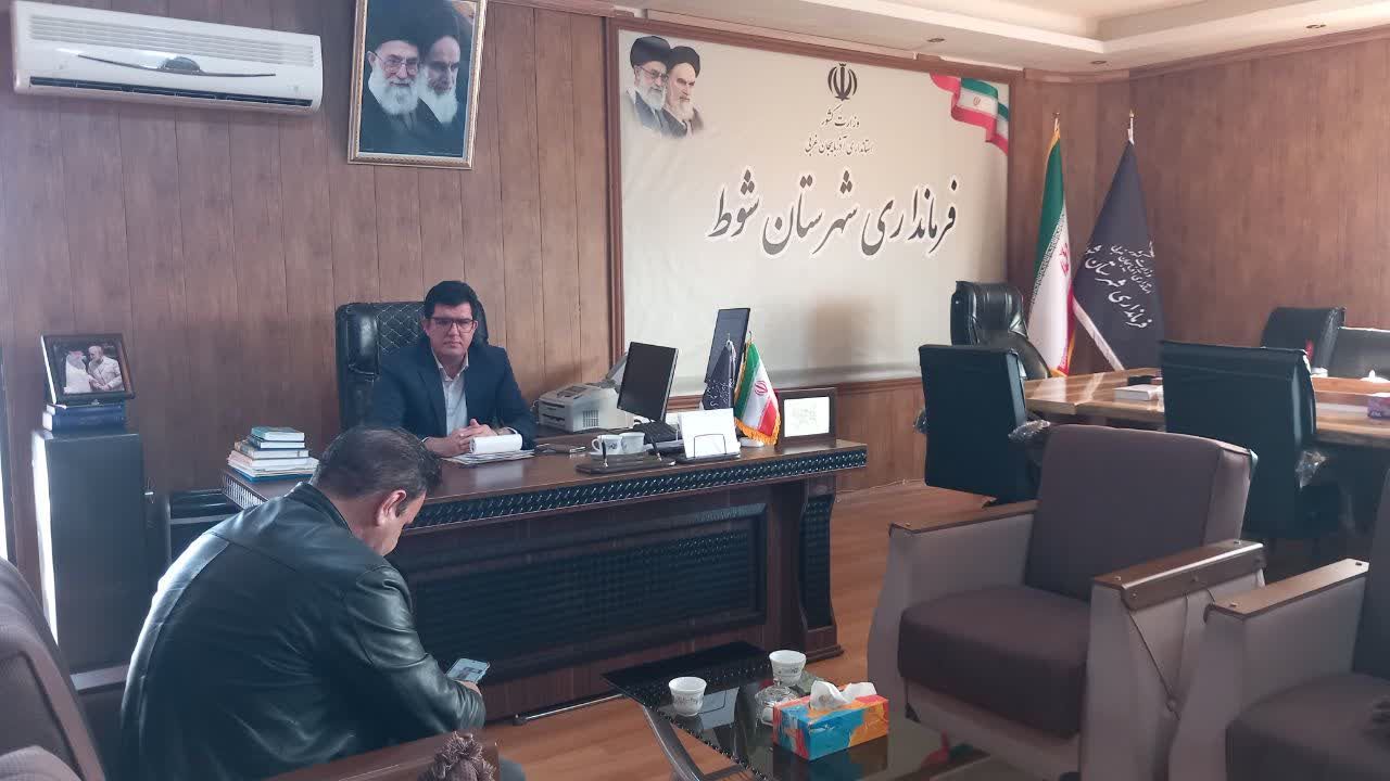 دیدار سرمایه گذار  تولیدی پوشاک و البسه با فرماندار شهـــرستان شـــوط