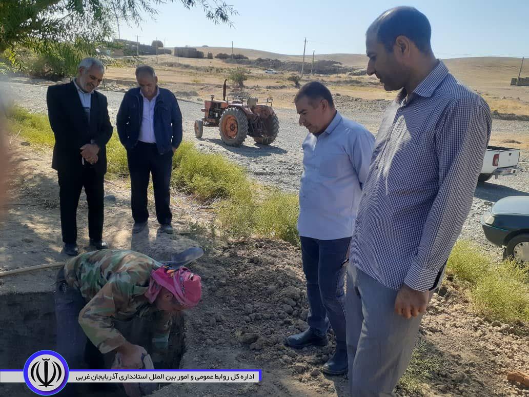 بازدید زینال پور بخشدار قره قویون از چاه آب شرب روستای ایل بلاغی