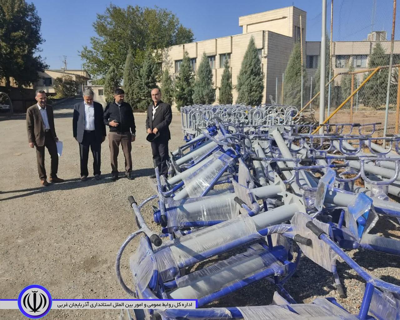 بازدید معاون هماهنگی امور عمرانی استاندار آذربایجان غربی از توزیع 120 دستگاه تجهیزات ورزشی در روستاهای استان