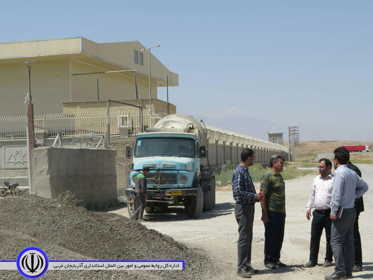 بازدید فرماندار شهرستان شوط و هئیت همراه از واحد تولیدی بتن آماده محمدی