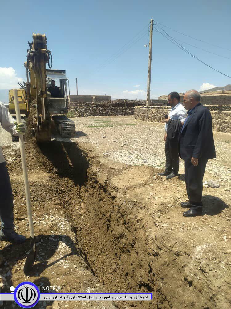 بازدید محمدزاده بخشدار مرکزی شوط از آغاز عملیات لوله گذاری و گازرسانی به روستاهای دیزج طویل -بابور کرد-بابور عجم شهرستان شوط