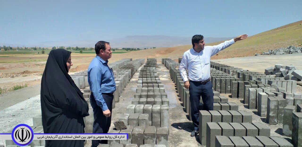 بازدید از کارگاه جدول زنی بتونی شهرداری شوط توسط معاون فرماندار