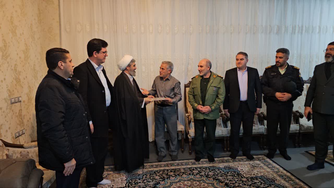 دیدار فرماندار شهرستان شوط با خانواده شهید و جانباز