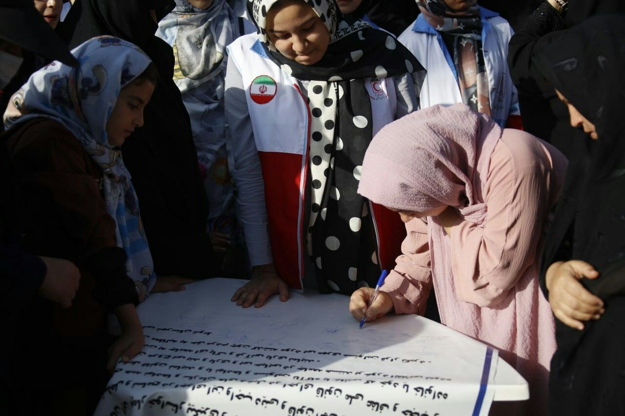 گزارش تصویری؛همایش پیاده روی خانوادگی بمناسبت هفته عفاف و حجاب در مسیر پارک آتالار تا پارک ستارخان شهرستان شوط برگزار شد.