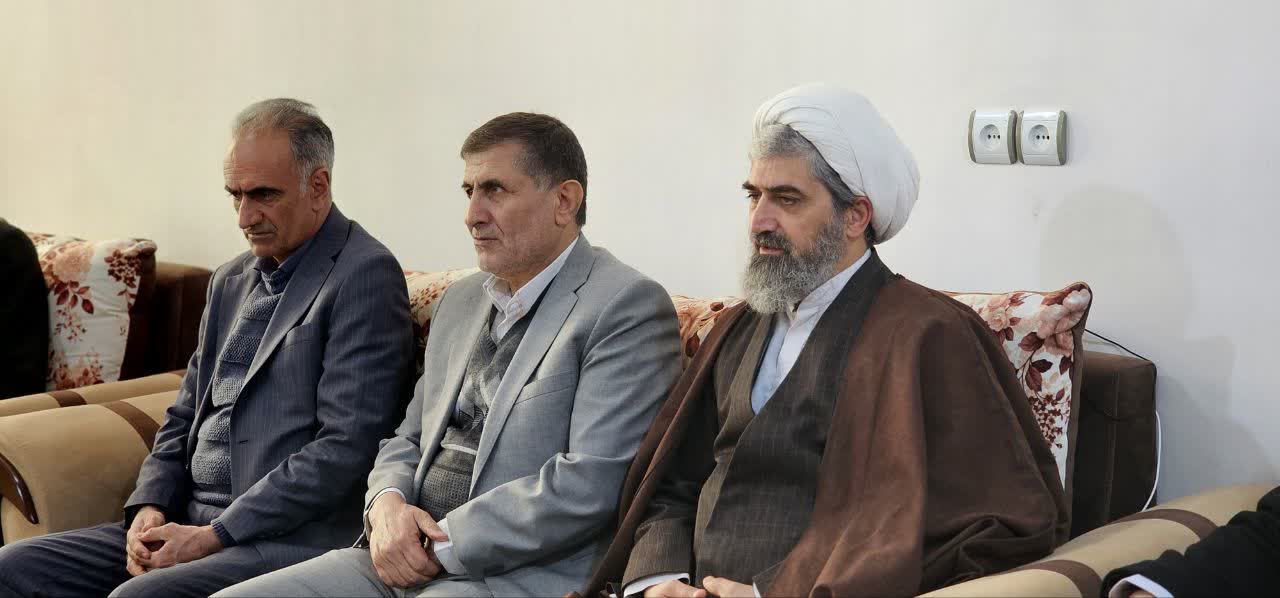 دیدار معاون استاندار آذربایجان غربی با خانواده شهید حسین رضایی در شهرستان شوط