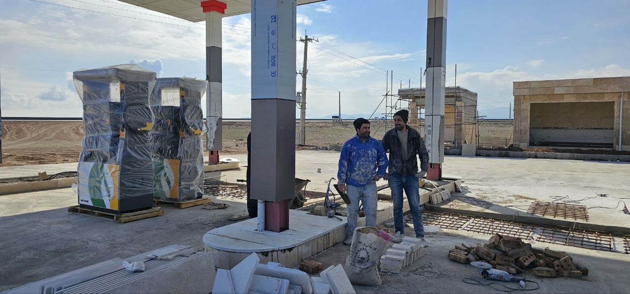 بازدید فرماندار و رئیس حوزه قضایی شهرستان شوط از روند نصب پمپ‌های بنزین جایگاه سوخت جدیدالاحداث حبیب‌پور