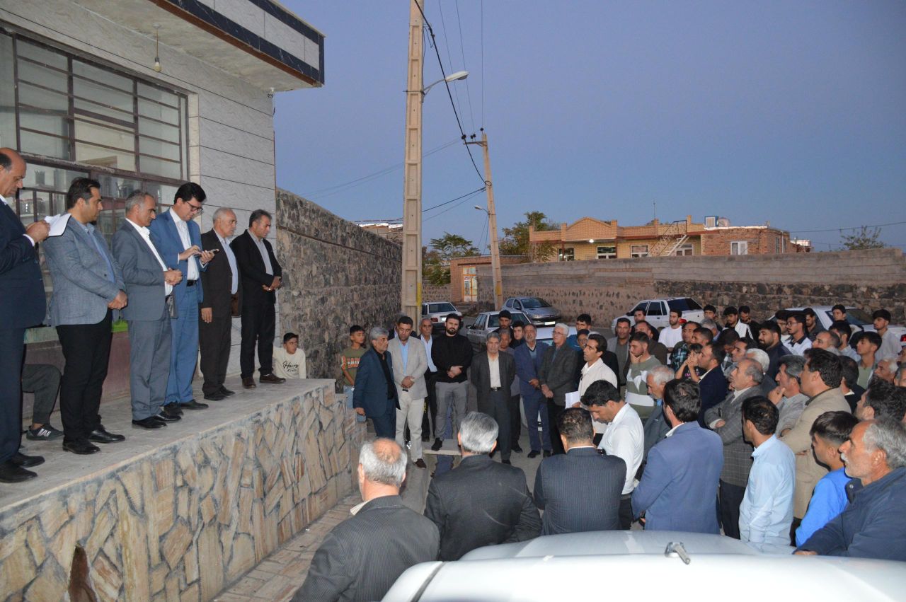 بازدید و دیدار چهره به چهره فرماندار ، نماینده مردم منطقه در مجلس و اعضای شورای اداری با اهالی روستای خلج کرد