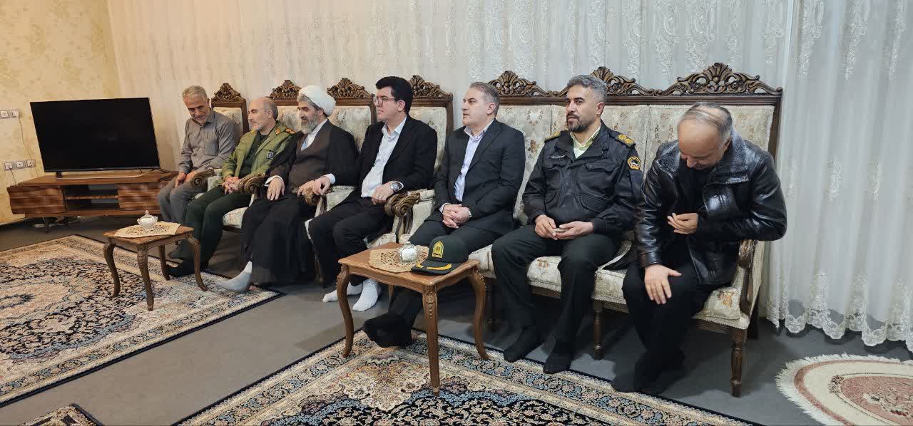 دیدار فرماندار شهرستان شوط با خانواده شهید و جانباز