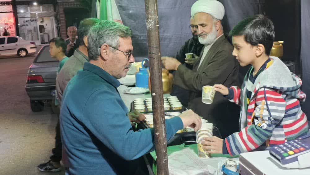 پخش نذورات و چای در موکب امام حسنی ها با مشارکت فرمانداری شوط