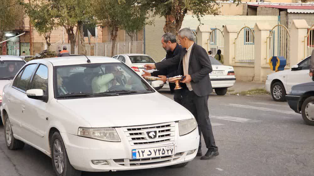 پخش نذورات و چای در موکب امام حسنی ها با مشارکت فرمانداری شوط