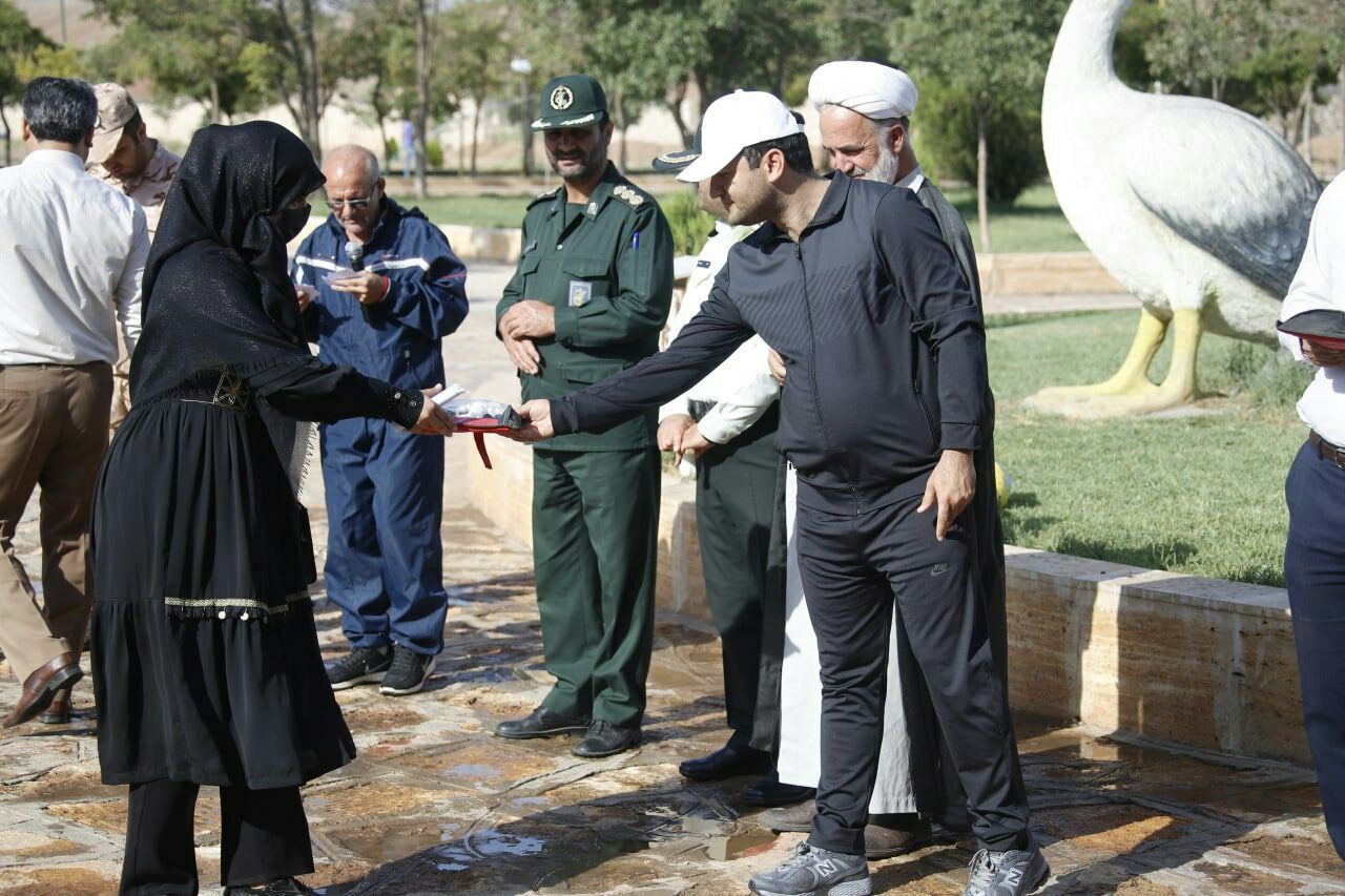 گزارش تصویری؛همایش پیاده روی خانوادگی بمناسبت هفته عفاف و حجاب در مسیر پارک آتالار تا پارک ستارخان شهرستان شوط برگزار شد.