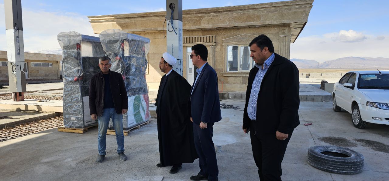 بازدید فرماندار و رئیس حوزه قضایی شهرستان شوط از روند نصب پمپ‌های بنزین جایگاه سوخت جدیدالاحداث حبیب‌پور