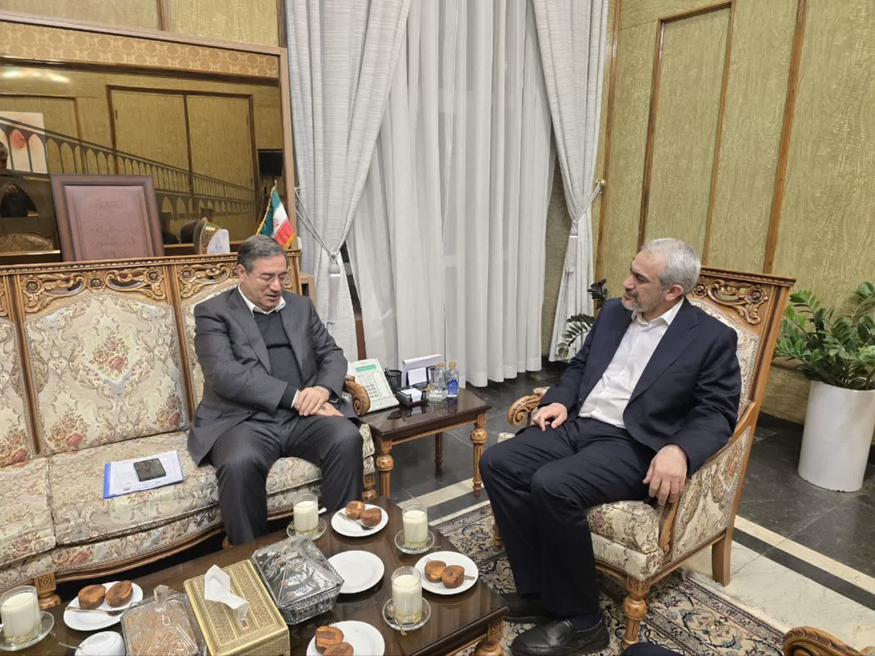 وزیر اقتصاد پای توسعه آذربایجان‌غربی امضا زد