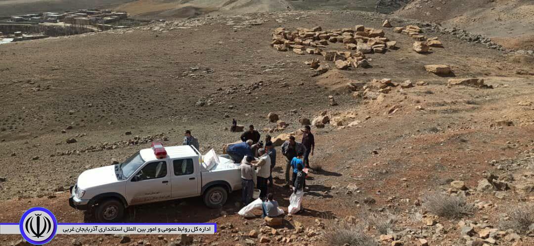 گزارش تصویری/ اجرای عملیات کودپاشی و قرق ارتفاعات مراتع روستای پیرشه توسط اداره منابع طبیعی و آبخیزداری شوط و همکاری جوامع محلی  به مساحت 40 هکتار