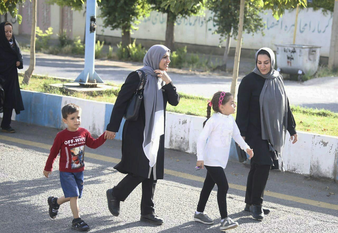 گزارش تصویری؛همایش پیاده روی خانوادگی بمناسبت هفته عفاف و حجاب در مسیر پارک آتالار تا پارک ستارخان شهرستان شوط برگزار شد.
