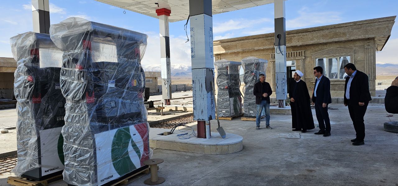 بازدید فرماندار و رئیس حوزه قضایی شهرستان شوط از روند نصب پمپ‌های بنزین جایگاه سوخت جدیدالاحداث حبیب‌پور