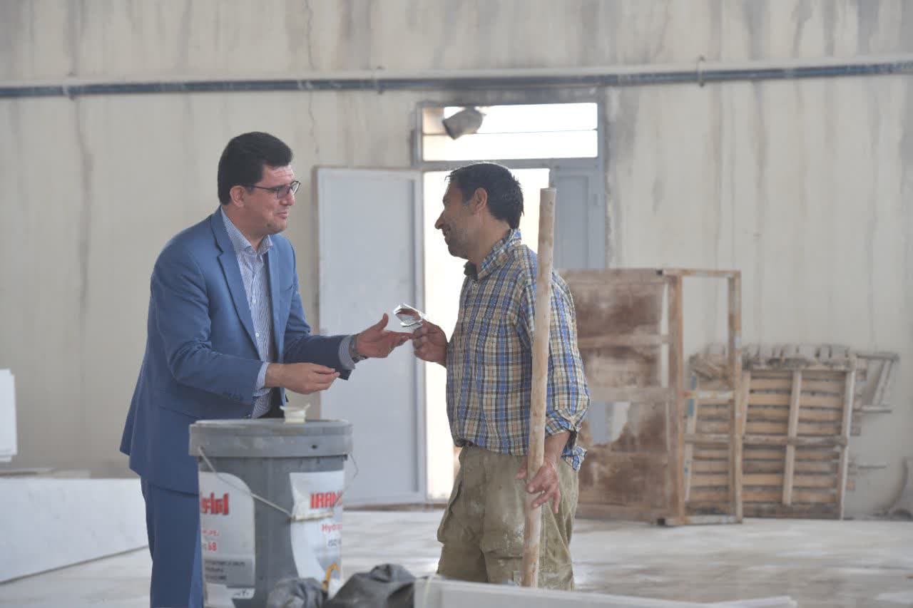 دیدار فرماندار شوط با کارگران کارخانجات شهرک صنعتی شوط