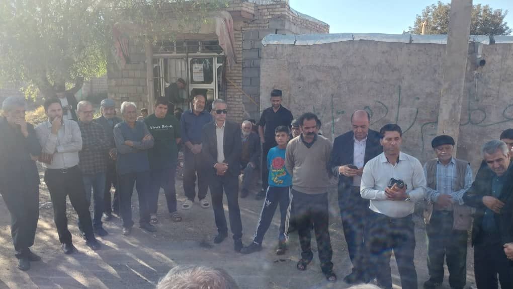 بازدید و دیدار چهره به چهره فرماندار ، نماینده مردم منطقه در مجلس و اعضای شورای اداری با اهالی روستای ملا احمد