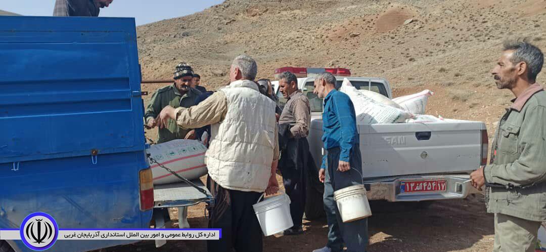گزارش تصویری/ اجرای عملیات کودپاشی و قرق ارتفاعات مراتع روستای پیرشه توسط اداره منابع طبیعی و آبخیزداری شوط و همکاری جوامع محلی  به مساحت 40 هکتار