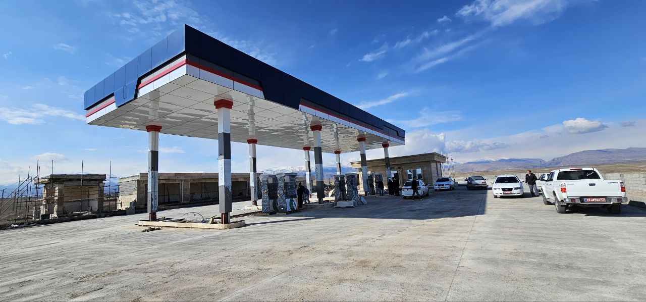 بازدید فرماندار و رئیس حوزه قضایی شهرستان شوط از روند نصب پمپ‌های بنزین جایگاه سوخت جدیدالاحداث حبیب‌پور