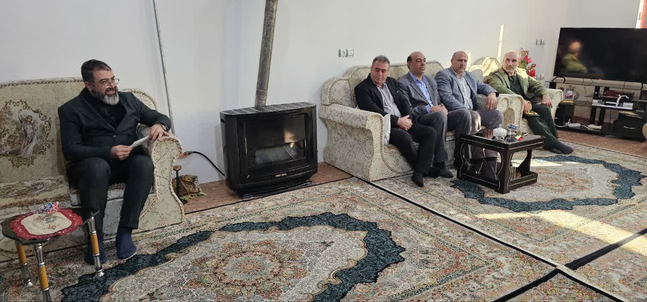 دیدار معاون استاندار آذربایجان غربی با خانواده شهید حسین رضایی در شهرستان شوط