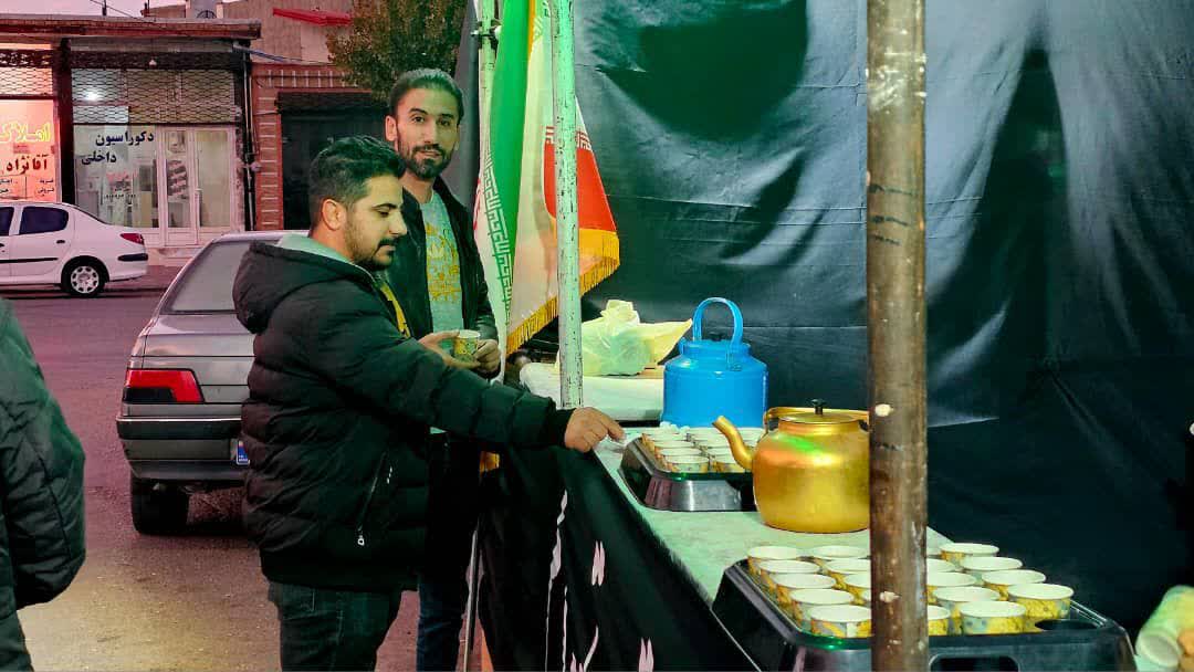 پخش نذورات و چای در موکب امام حسنی ها با مشارکت فرمانداری شوط