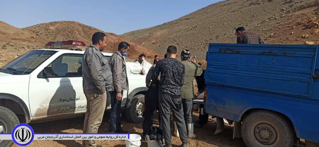 گزارش تصویری/ اجرای عملیات کودپاشی و قرق ارتفاعات مراتع روستای پیرشه توسط اداره منابع طبیعی و آبخیزداری شوط و همکاری جوامع محلی  به مساحت 40 هکتار