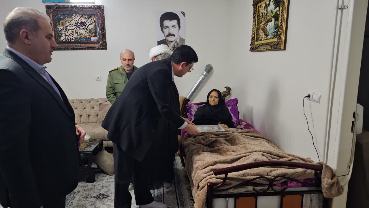 دیدار فرماندار شهرستان شوط با خانواده شهید و جانباز