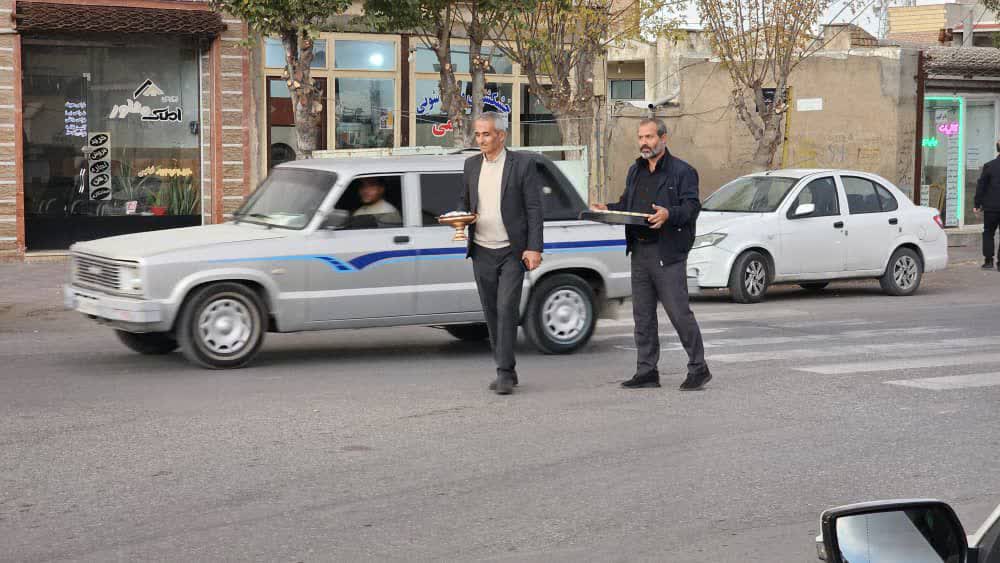 پخش نذورات و چای در موکب امام حسنی ها با مشارکت فرمانداری شوط