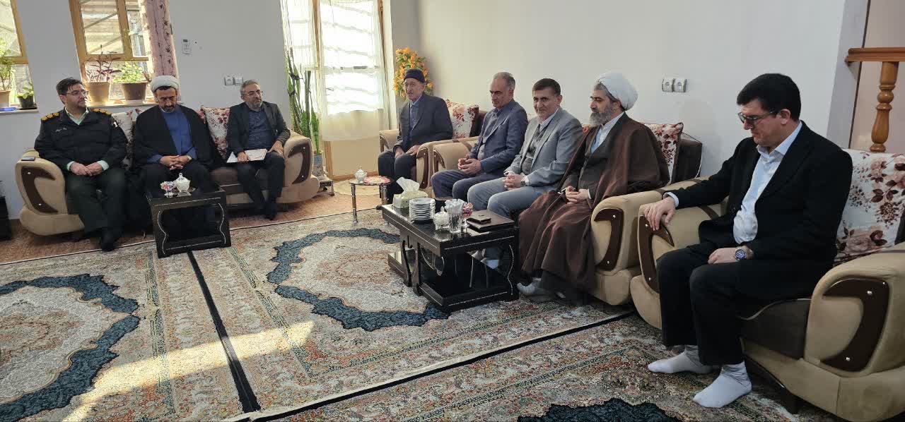 دیدار معاون استاندار آذربایجان غربی با خانواده شهید حسین رضایی در شهرستان شوط