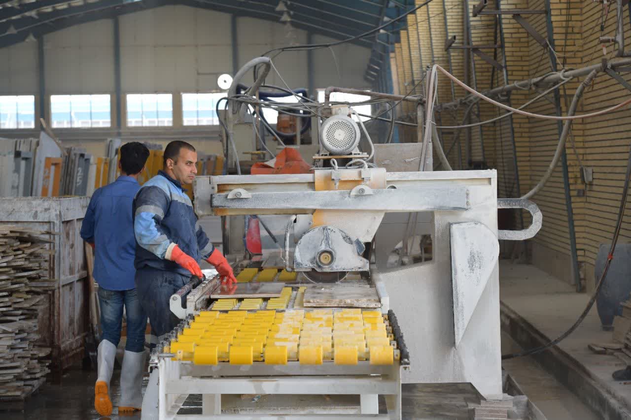 دیدار فرماندار شوط با کارگران کارخانجات شهرک صنعتی شوط