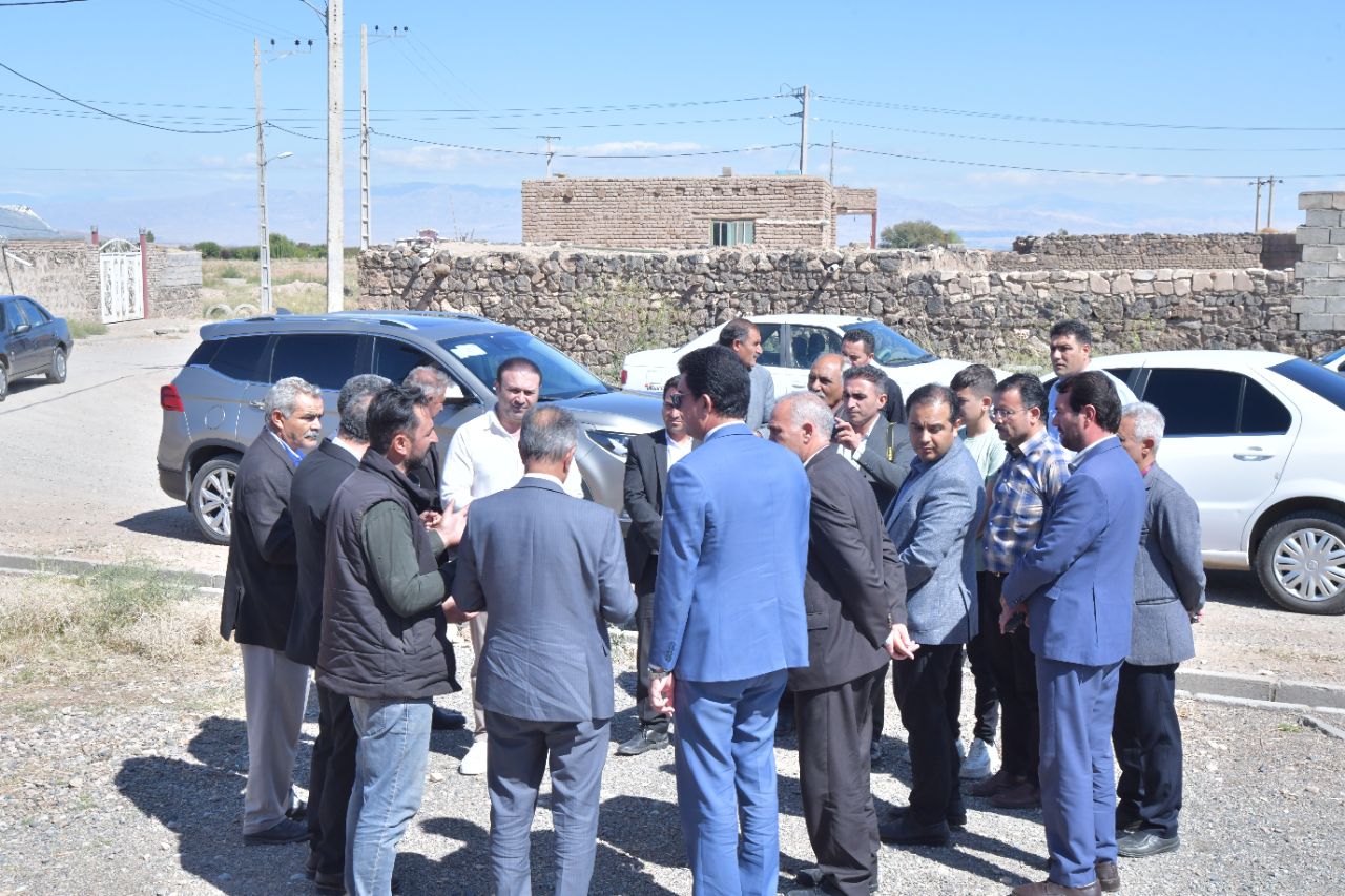 بازدید و دیدار چهره به چهره فرماندار ، نماینده مردم منطقه در مجلس و اعضای شورای اداری با اهالی روستای حسینعلی کندی کرد