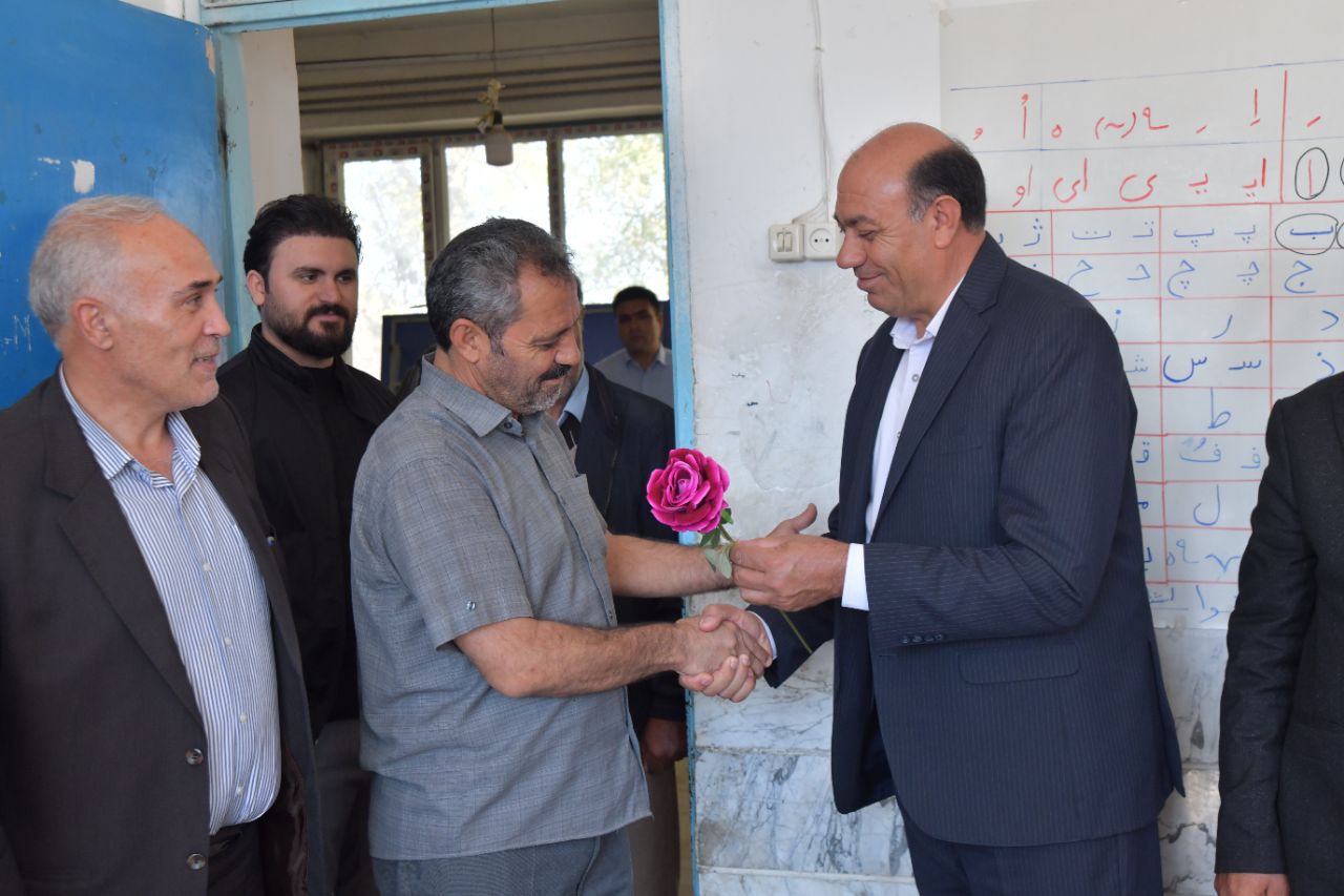 بازدید و دیدار چهره به چهره فرماندار ، نماینده مردم منطقه در مجلس و اعضای شورای اداری با اهالی روستای بایانچولی عجم