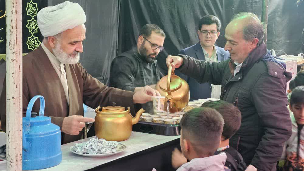 پخش نذورات و چای در موکب امام حسنی ها با مشارکت فرمانداری شوط