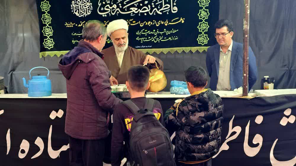 پخش نذورات و چای در موکب امام حسنی ها با مشارکت فرمانداری شوط