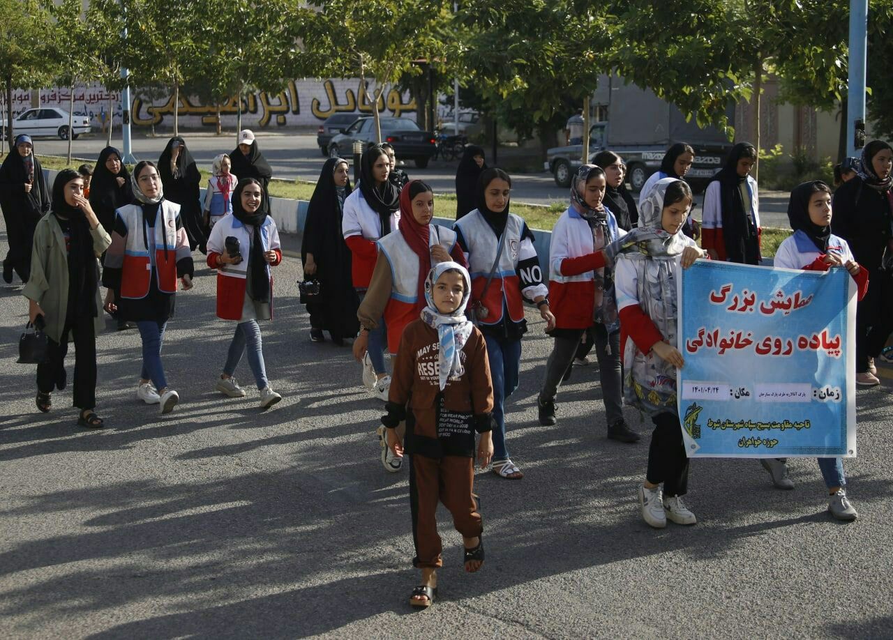 گزارش تصویری؛همایش پیاده روی خانوادگی بمناسبت هفته عفاف و حجاب در مسیر پارک آتالار تا پارک ستارخان شهرستان شوط برگزار شد.