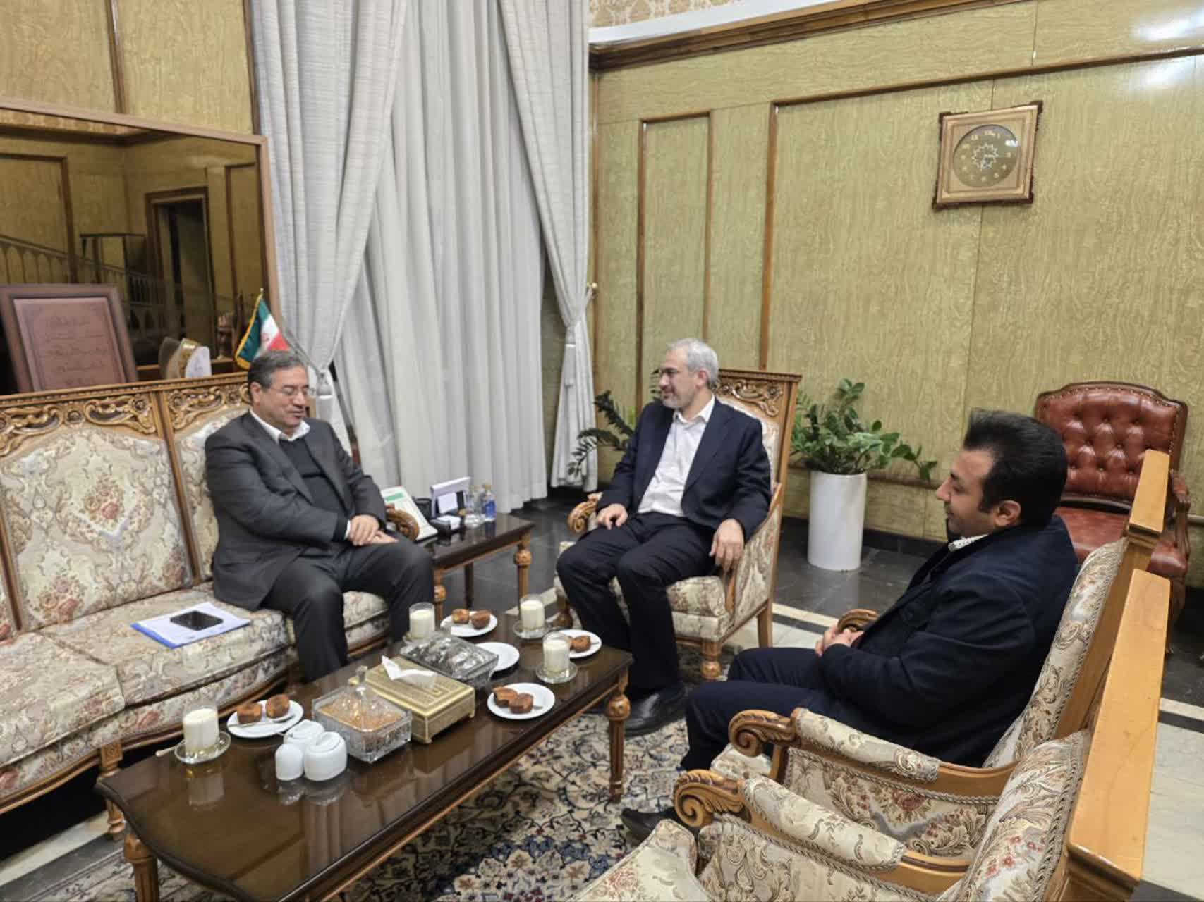 وزیر اقتصاد پای توسعه آذربایجان‌غربی امضا زد