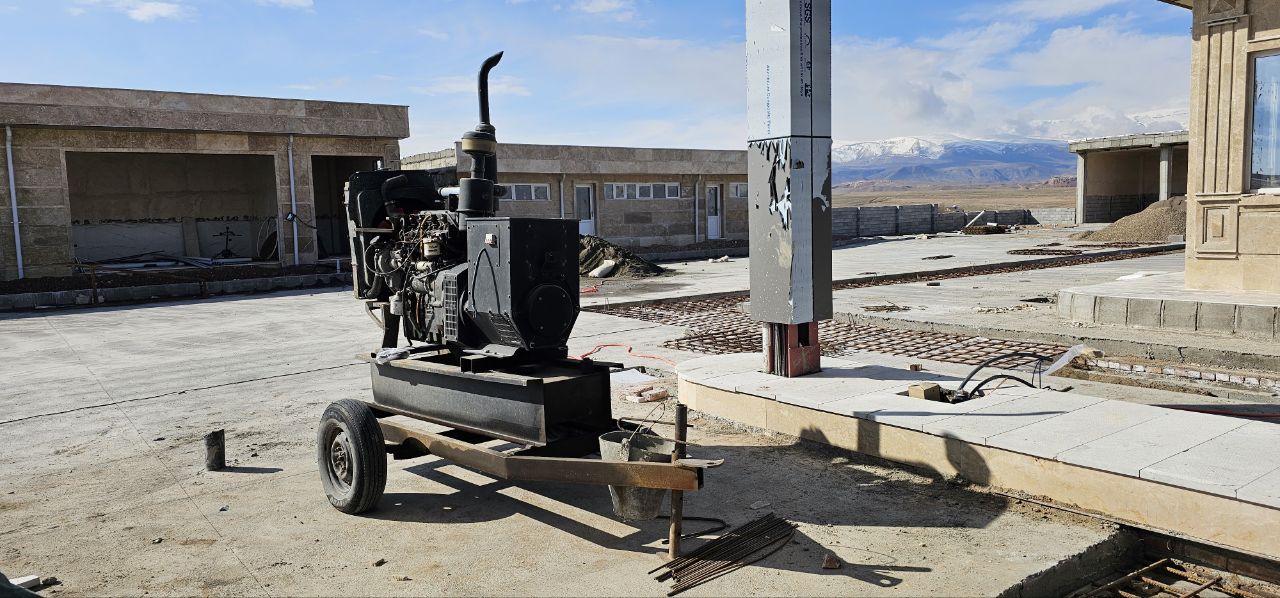 بازدید فرماندار و رئیس حوزه قضایی شهرستان شوط از روند نصب پمپ‌های بنزین جایگاه سوخت جدیدالاحداث حبیب‌پور